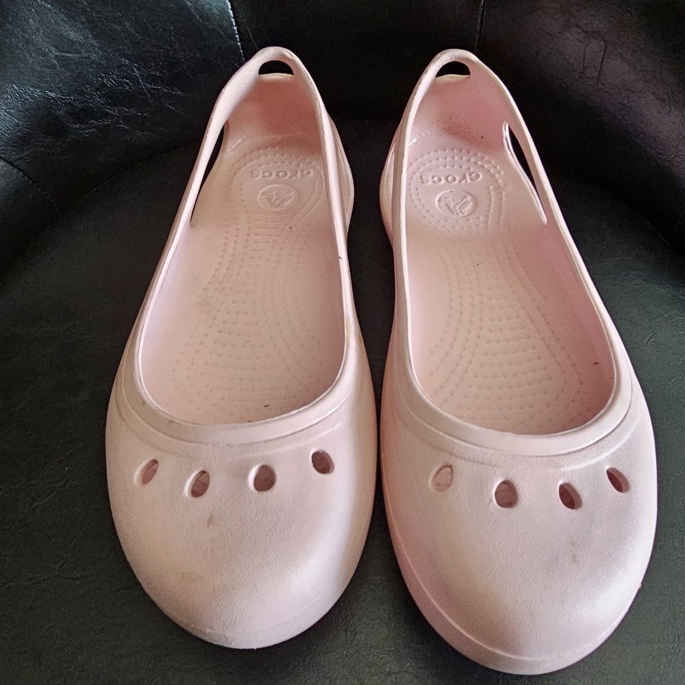 Crocs Women's Kadee Flat, 7W a ballerina-inspired shoe Pink Ballet Flats
